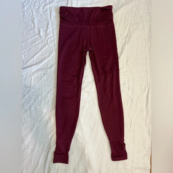 GapFit Eclipse High Rise Stirrup Red Maroon Currant Yoga Workout Leggings Size M - Picture 2 of 8